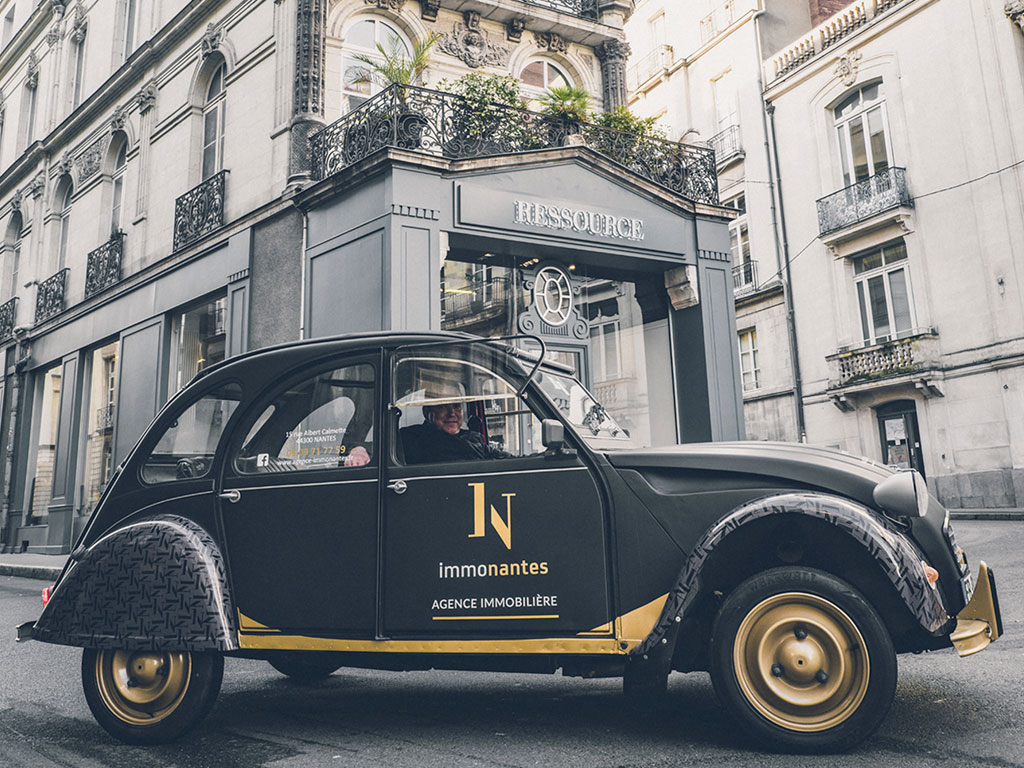 Agence Immo Nantes Citroën 2 CV entièrement restaurée