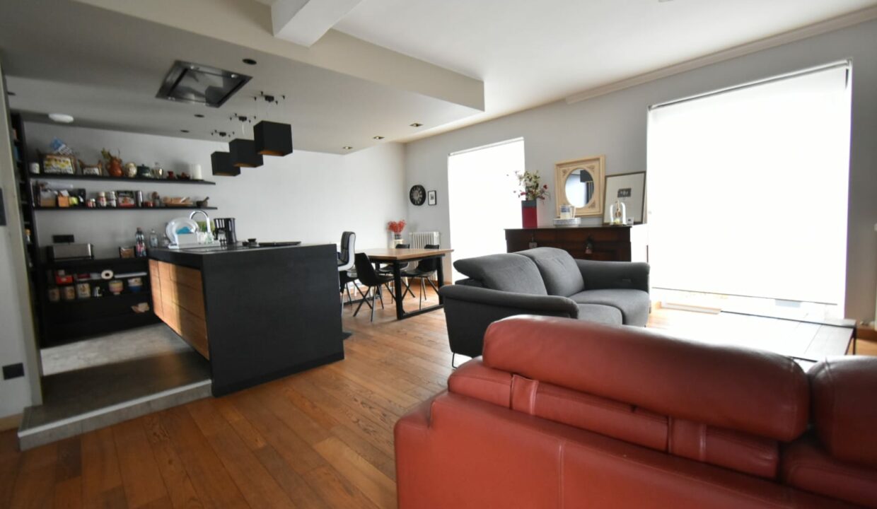 180 M² CRACH,IMMEUBLE AVEC FOND DE COMMERCE ET APPARTEMENT. (1)