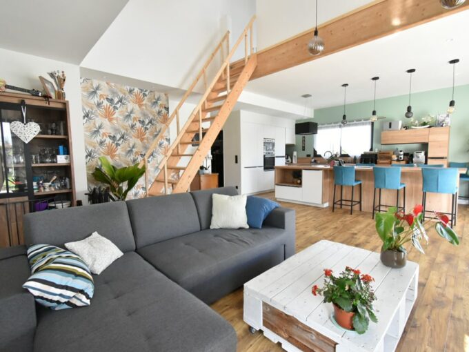 b-immo-6 pièces 140 m² Maison 6 pièces - 140 m² - 4 Chambres - Parcelle de 649 m² au bord de mer - Piscine chauffée - Ambon (1)