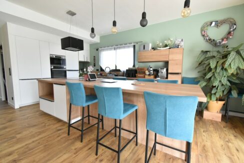 b-immo-6 pièces 140 m² Maison 6 pièces - 140 m² - 4 Chambres - Parcelle de 649 m² au bord de mer - Piscine chauffée - Ambon (3)