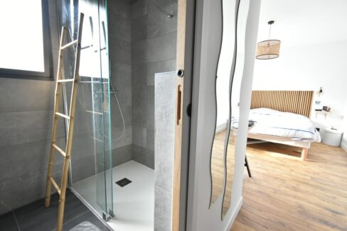 b-immo-6 pièces 140 m² Maison 6 pièces - 140 m² - 4 Chambres - Parcelle de 649 m² au bord de mer - Piscine chauffée - Ambon (6)