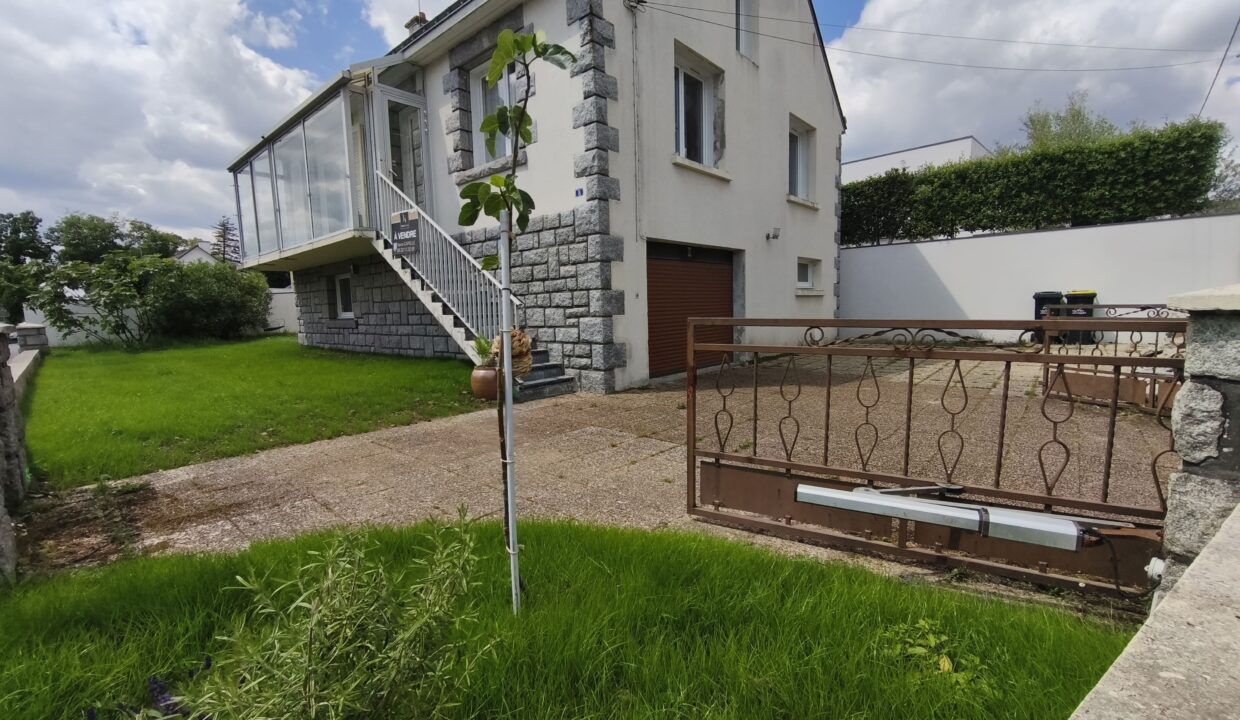 immo vannes 9 pièces 156 m² 372 m² Maison 156 m², 9 pièces, 5 chambres, 372 m² de terrain. Centre Theix 3
