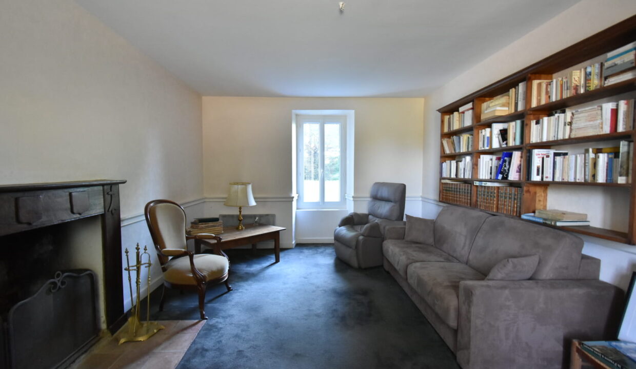 A vendre - Maison de caractère au cœur de Surzur - 140 m² - Parcelle 460 m² (2)