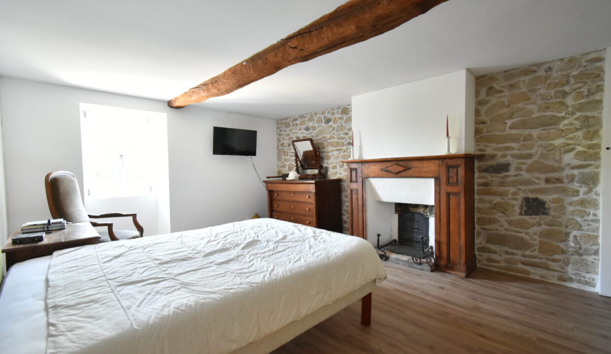A vendre - Maison de caractère au cœur de Surzur - 140 m² - Parcelle 460 m² (5)