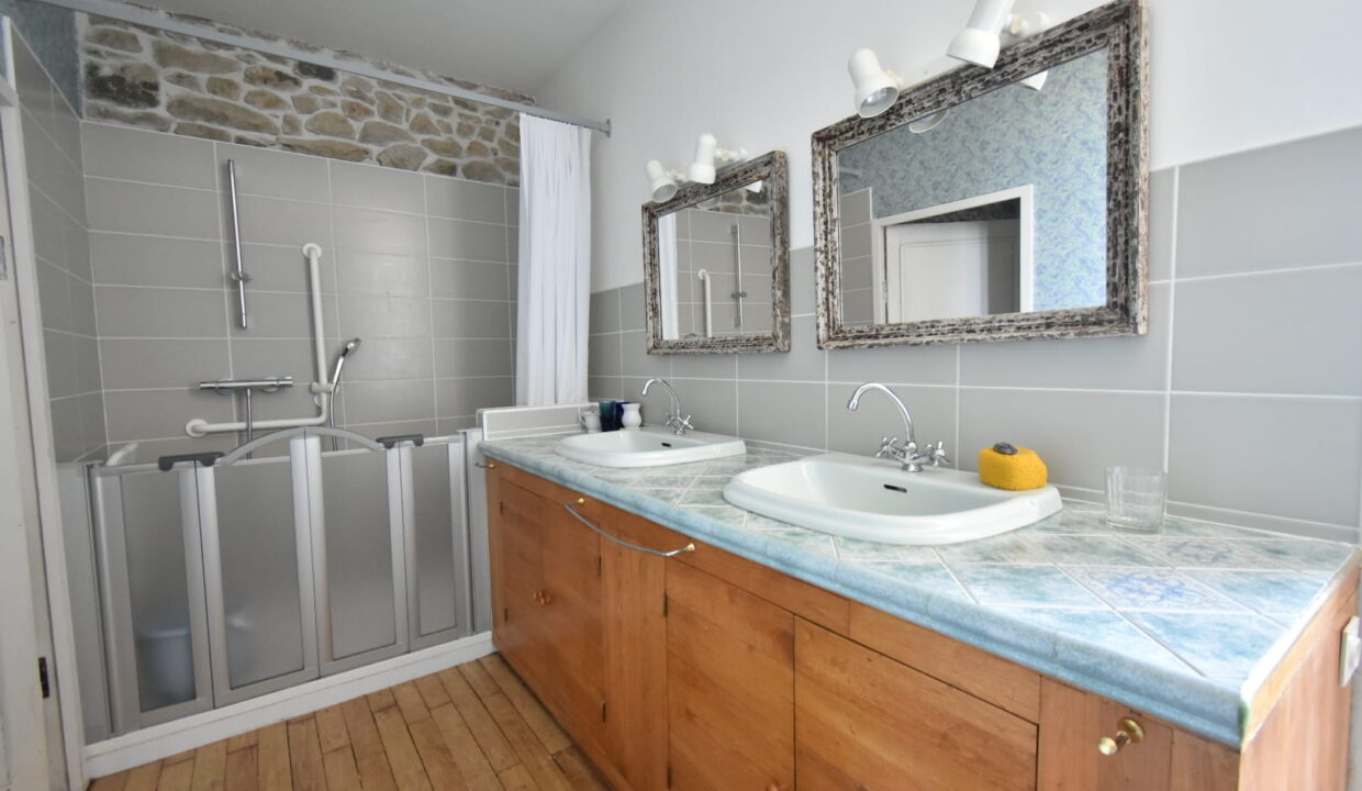 A vendre - Maison de caractère au cœur de Surzur - 140 m² - Parcelle 460 m² (7)