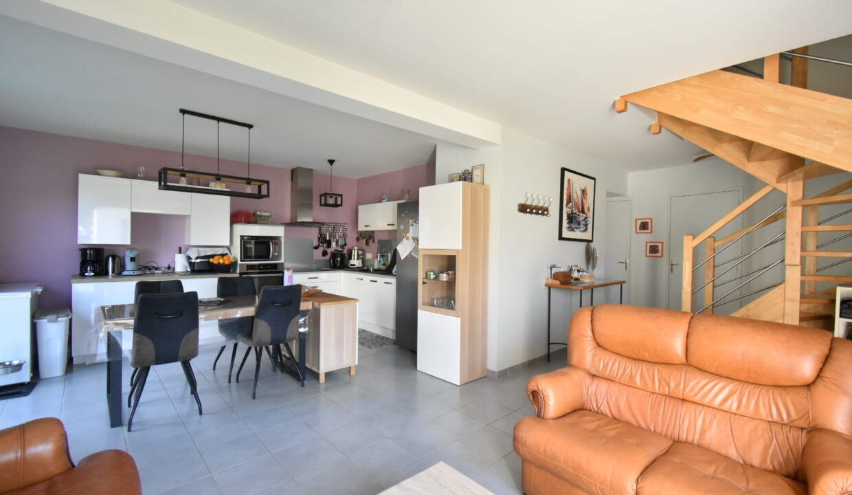 Maison construite en 2016 - 91 m² - Parcelle 323 m²- TheixNoyalo - Au calme (5)